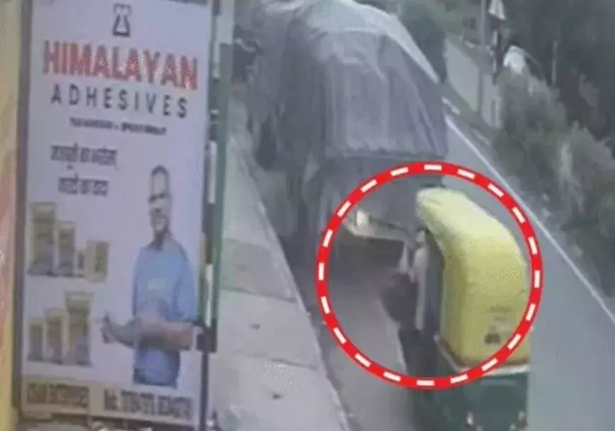सड़क किनारे खड़े ट्रक में घुसा ऑटो- हवा में उछलकर सड़क पर गिरे यात्री सड़क किनारे खड़े ट्रक में घुसा ऑटो- हवा में उछलकर सड़क पर गिरे यात्री