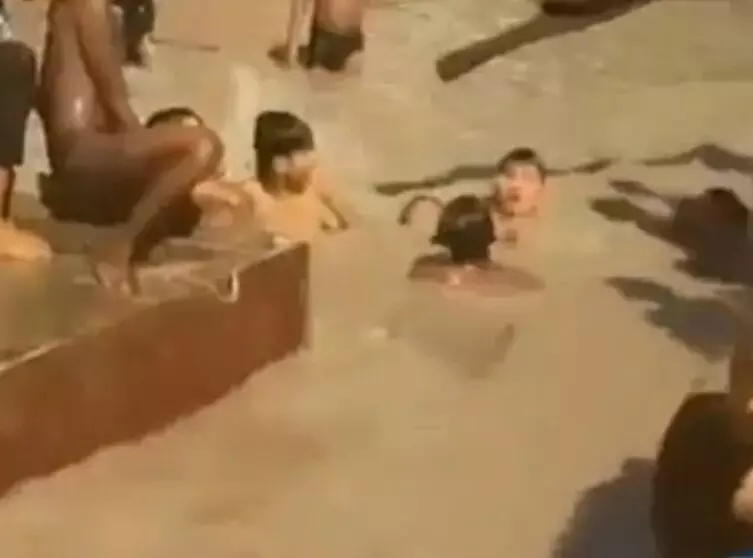 अस्थि विसर्जन करने आया परिवार गंगा में डूबा- ब्रजघाट में गोताखोरों.... अस्थि विसर्जन करने आया परिवार गंगा में डूबा- ब्रजघाट में गोताखोरों....