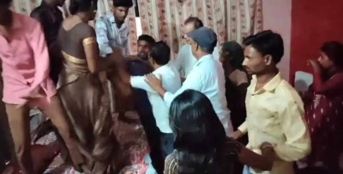 समोसा नहीं लाने से बिफरी पत्नी ने मायके वालों से कराई पति की कुटाई समोसा नहीं लाने से बिफरी पत्नी ने मायके वालों से कराई पति की कुटाई