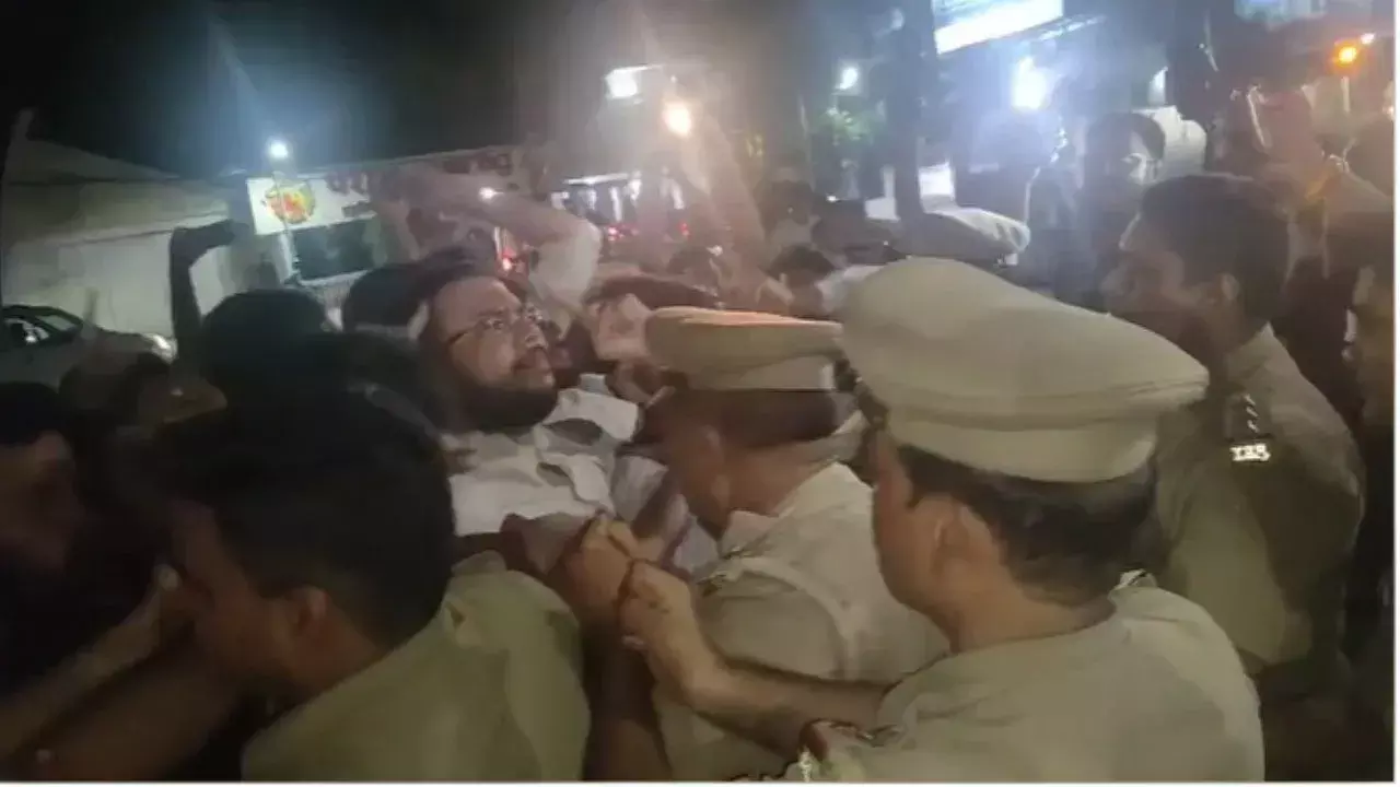 मंत्री प्रकाश के बयान पर भड़के ABVP के कार्यकर्ता-देर रात किया प्रदर्शन मंत्री प्रकाश के बयान पर भड़के ABVP के कार्यकर्ता-देर रात किया प्रदर्शन