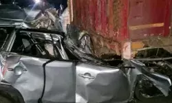 चलते ट्रक में कार ने मारी टक्कर- पांच कारोबारियों की मौत चलते ट्रक में कार ने मारी टक्कर- पांच कारोबारियों की मौत