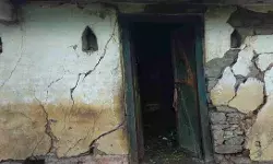 धंस रहे पहाड़ के गांव- रातोंरात लोगों ने छोड़े घर- हाईवे पर भी दरारें धंस रहे पहाड़ के गांव- रातोंरात लोगों ने छोड़े घर- हाईवे पर भी दरारें