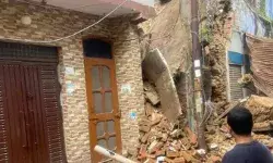 बारिश से ढहा मकान- परिवार ने समय रहते भागकर बचाई जान