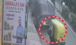 सड़क किनारे खड़े ट्रक में घुसा ऑटो- हवा में उछलकर सड़क पर गिरे यात्री सड़क किनारे खड़े ट्रक में घुसा ऑटो- हवा में उछलकर सड़क पर गिरे यात्री