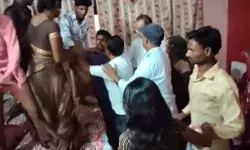 समोसा नहीं लाने से बिफरी पत्नी ने मायके वालों से कराई पति की कुटाई समोसा नहीं लाने से बिफरी पत्नी ने मायके वालों से कराई पति की कुटाई