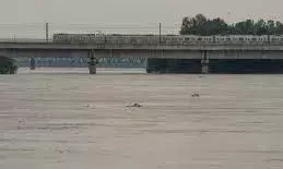 यमुना नदी में बढ़ते जलस्तर को देखते हुए UP के कई जिलों में अलर्ट