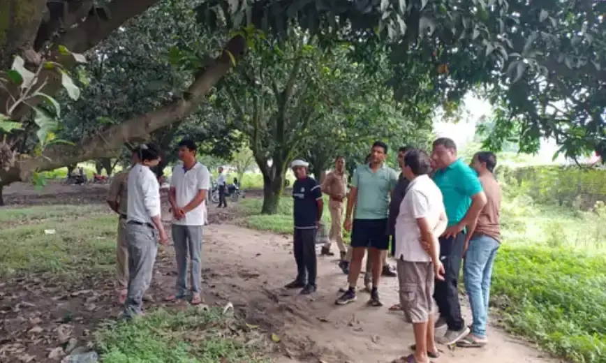 मॉर्निंग वॉक पर निकले लोग मेडिकल रिप्रेजेंटेटिव को पेड़ पर लटके देख...