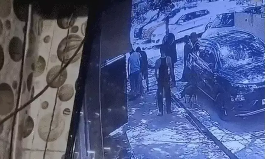 रिटायर्ड मैनेजर की पत्नी ने दूसरी मंजिल से लगाई छलांग- कुछ सेकंड..