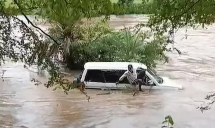 नदी पार करते समय बहे स्वास्थ्य अफसरों की बोलेरो खजूर के पेड़ से अटकी
