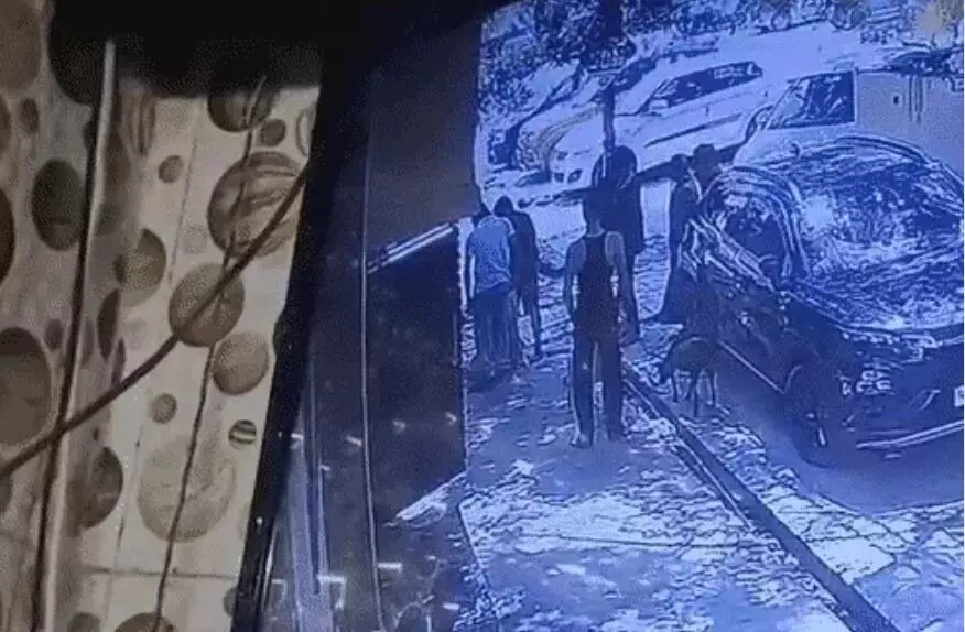 रिटायर्ड मैनेजर की पत्नी ने दूसरी मंजिल से लगाई छलांग- कुछ सेकंड.. रिटायर्ड मैनेजर की पत्नी ने दूसरी मंजिल से लगाई छलांग- कुछ सेकंड..