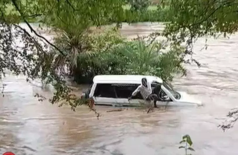 नदी पार करते समय बहे स्वास्थ्य अफसरों की बोलेरो खजूर के पेड़ से अटकी नदी पार करते समय बहे स्वास्थ्य अफसरों की बोलेरो खजूर के पेड़ से अटकी