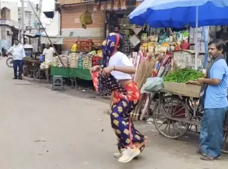 REEL के लिए अच्छा खासा युवक बना जनाना-साड़ी ब्लाउज पहन लगाते ठुमके