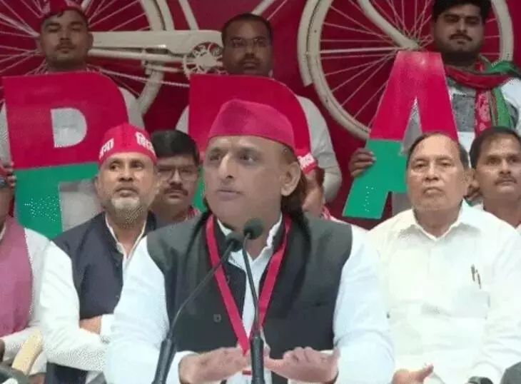 अखिलेश यादव की गाड़ियों का कटा आठ लाख का चालान- कैमरा चलाने.. अखिलेश यादव की गाड़ियों का कटा आठ लाख का चालान- कैमरा चलाने..