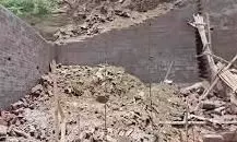 मिट्टी की दीवार गिरने से तीन लोगों की हुई मौत- मचा कोहराम मिट्टी की दीवार गिरने से तीन लोगों की हुई मौत- मचा कोहराम