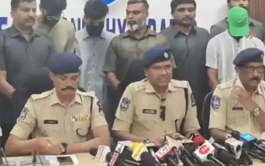 डेटिंग ऐप से ड्रग्स की खरीद फरोख्त- 9 तस्कर किये गिरफ्तार डेटिंग ऐप से ड्रग्स की खरीद फरोख्त- 9 तस्कर किये गिरफ्तार