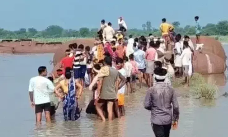 बाजार जा रहे लोगों को लेकर जा रही नाव टूटकर पलटी- बह गई बाप बेटी