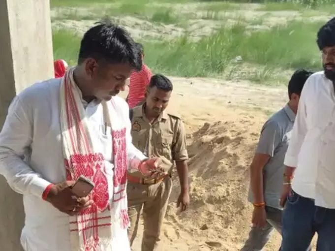 बाइक पर औचक निरीक्षण को पहुंचे MLA ने निर्माण की धीमी गति व गुणवत्ता..