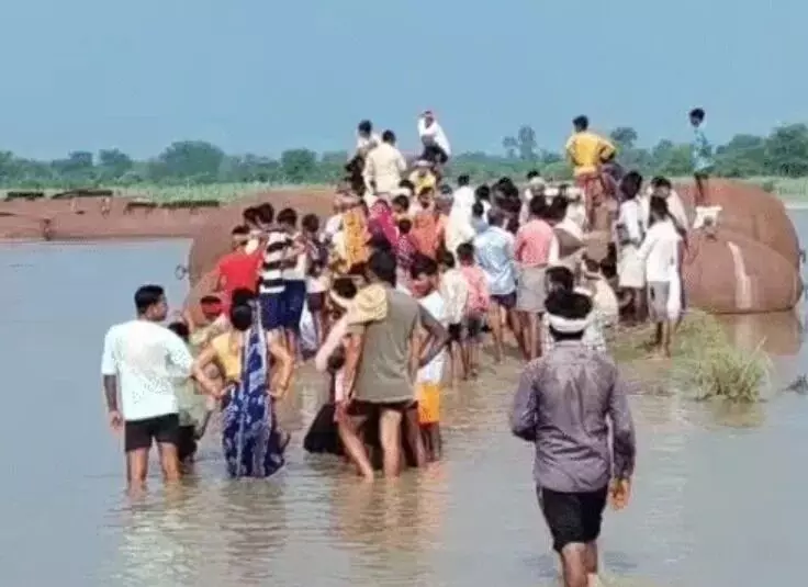 बाजार जा रहे लोगों को लेकर जा रही नाव टूटकर पलटी- बह गई बाप बेटी