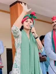 सांसद प्रिया सरोज ने की सड़क दुर्घटना पीड़ित की मदद सांसद प्रिया सरोज ने की सड़क दुर्घटना पीड़ित की मदद