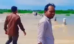 रपटें पर REEL बनाते युवक की बनाई रेल- नदी में पैर फिसलते ही बहा ले.... रपटें पर REEL बनाते युवक की बनाई रेल- नदी में पैर फिसलते ही बहा ले....