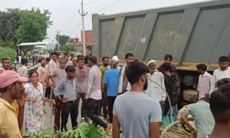 सड़क किनारे खड़ी बाइक में डंपर ने मारी टक्कर- बात कर रहे युवक की मौत