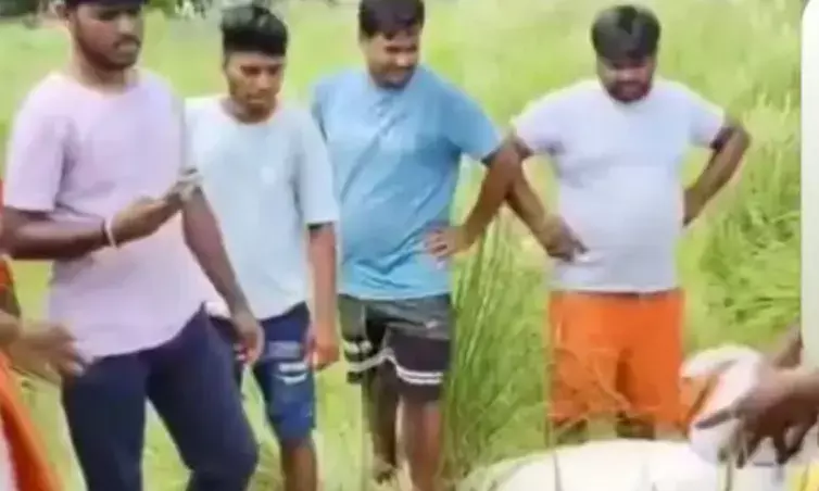 जंगल में झाड़ियों के बीच पटाखा फैक्ट्री- ग्रामीणों ने ढूंढा बारूद का..