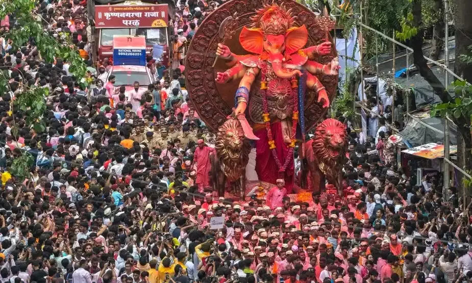 गणपति विसर्जन के दौरान हादसा- मूर्ति से टच हुआ बिजली का तार