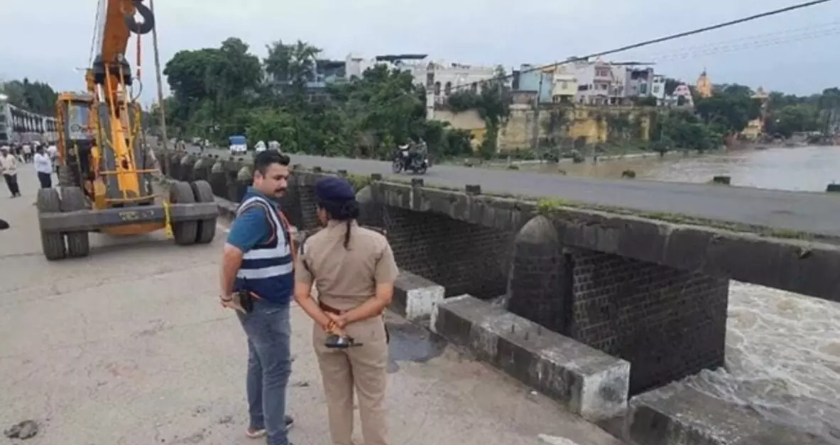 पुल से नदी में गिरी कार- पुलिस की वर्दी में बरामद हुआ शव- गाड़ी की... पुल से नदी में गिरी कार- पुलिस की वर्दी में बरामद हुआ शव- गाड़ी की...