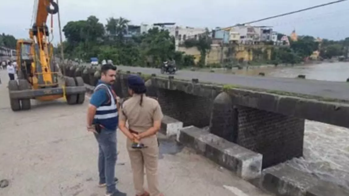 पुलिस की कार नदी में गिरी- थानेदार व दरोगा के शव बरामद पुलिस की कार नदी में गिरी- थानेदार व दरोगा के शव बरामद