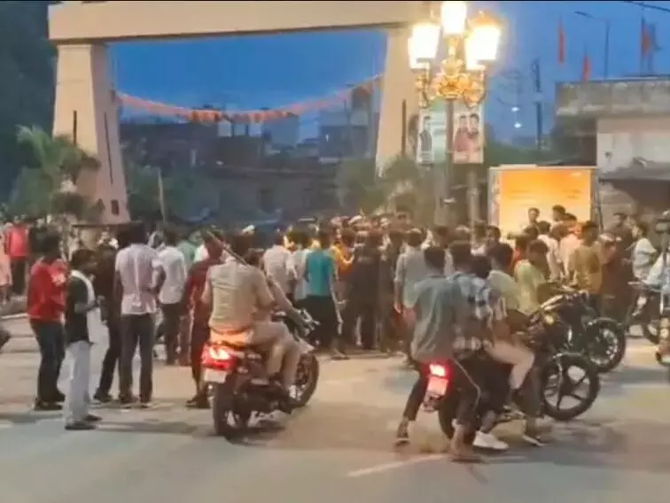 गणेश विसर्जन यात्रा के दौरान डीजे को लेकर घमासान- चले लाठी डंडे गणेश विसर्जन यात्रा के दौरान डीजे को लेकर घमासान- चले लाठी डंडे