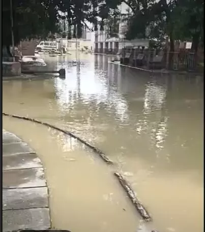 घुसा बाढ का पानी- मरीज अन्यत्र शिफ्ट कर मैडिकल कॉलेज पर जड़ा ताला घुसा बाढ का पानी- मरीज अन्यत्र शिफ्ट कर मैडिकल कॉलेज पर जड़ा ताला