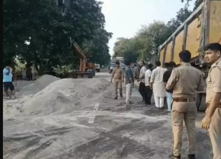 हाईवे पर स्कूल बोर्ड को तोड़ता हुआ बजरी से लदा ट्रक पलटा- जाम.... हाईवे पर स्कूल बोर्ड को तोड़ता हुआ बजरी से लदा ट्रक पलटा- जाम....