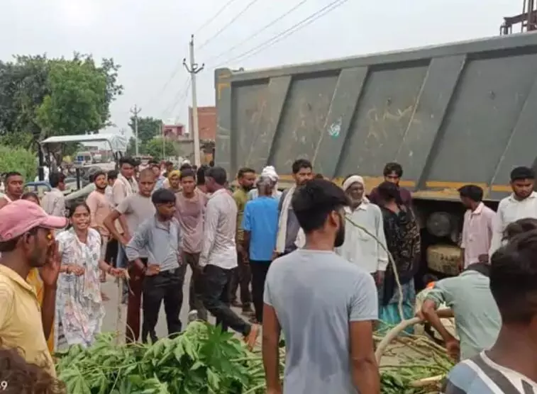 सड़क किनारे खड़ी बाइक में डंपर ने मारी टक्कर- बात कर रहे युवक की मौत सड़क किनारे खड़ी बाइक में डंपर ने मारी टक्कर- बात कर रहे युवक की मौत