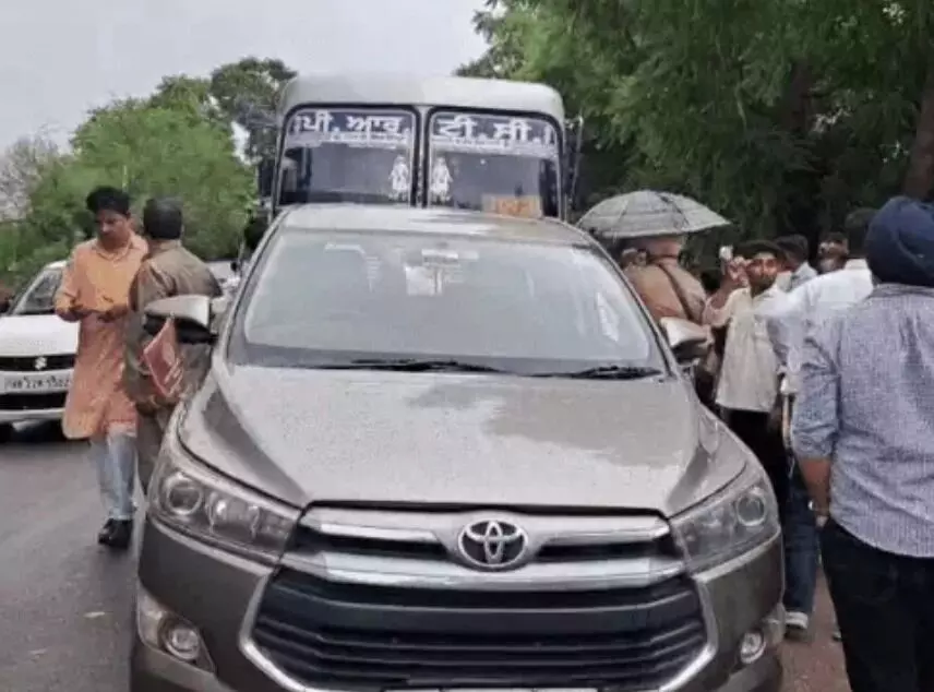 MLA की गाड़ी को रोडवेज ने पीछे से ठोंका- बाढ़ग्रस्त इलाकों का दौरा... MLA की गाड़ी को रोडवेज ने पीछे से ठोंका- बाढ़ग्रस्त इलाकों का दौरा...