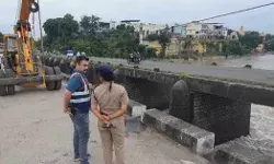 पुल से नदी में गिरी कार- पुलिस की वर्दी में बरामद हुआ शव- गाड़ी की... पुल से नदी में गिरी कार- पुलिस की वर्दी में बरामद हुआ शव- गाड़ी की...