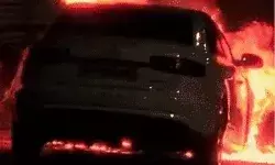 चलती ऑडी में लगी आग- कूद कर भाग गए कर सवार