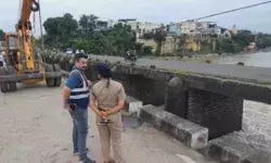 पुलिस की कार नदी में गिरी- थानेदार व दरोगा के शव बरामद पुलिस की कार नदी में गिरी- थानेदार व दरोगा के शव बरामद