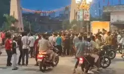 गणेश विसर्जन यात्रा के दौरान डीजे को लेकर घमासान- चले लाठी डंडे