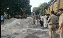 हाईवे पर स्कूल बोर्ड को तोड़ता हुआ बजरी से लदा ट्रक पलटा- जाम.... हाईवे पर स्कूल बोर्ड को तोड़ता हुआ बजरी से लदा ट्रक पलटा- जाम....