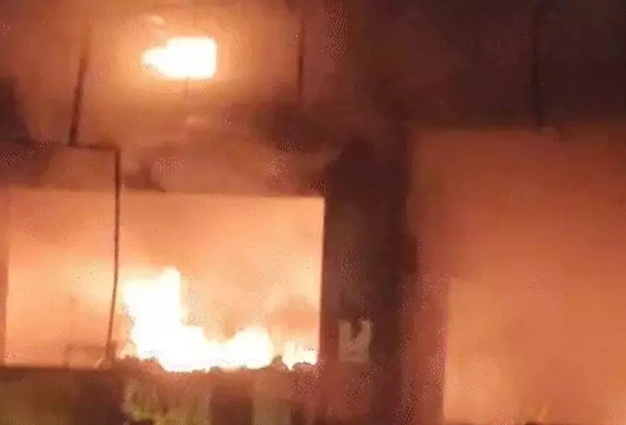 ऑटो पार्ट्स की दुकान में लगी आग- 50 फीट तक उठी लपटें ऑटो पार्ट्स की दुकान में लगी आग- 50 फीट तक उठी लपटें