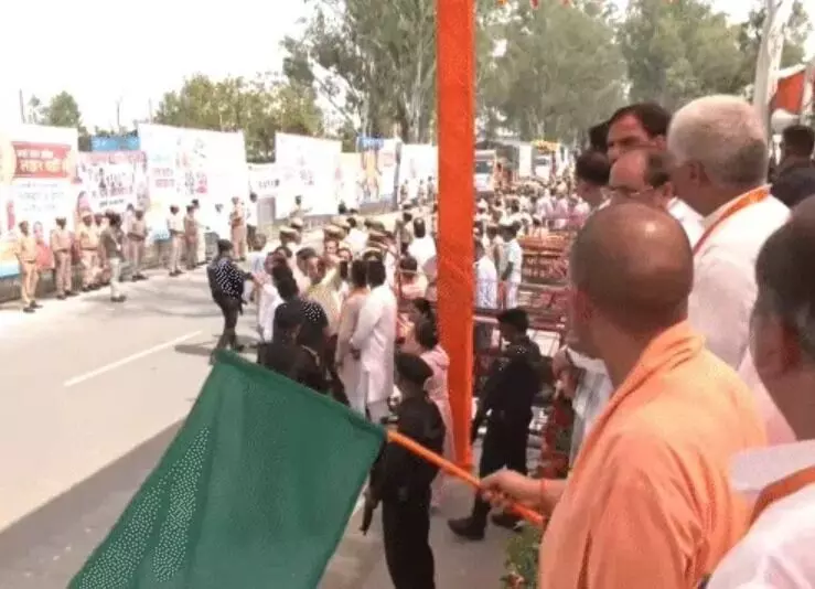 सीएम योगी ने बाढ़ग्रस्त राज्यों के लिए रवाना किये राहत सामग्री ट्रक सीएम योगी ने बाढ़ग्रस्त राज्यों के लिए रवाना किये राहत सामग्री ट्रक
