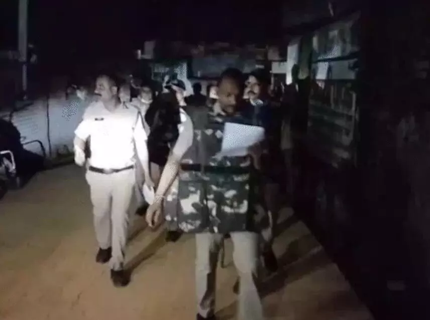 हनुमान चालीसा पाठ कर रहे लोगों पर पथराव- फोर्स तैनात- ड्रोन से निगरानी हनुमान चालीसा पाठ कर रहे लोगों पर पथराव- फोर्स तैनात- ड्रोन से निगरानी