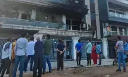 AC में आग लगने से कमरे में सो रहे पति पत्नी और बेटी की दम घुटने से मौत AC में आग लगने से कमरे में सो रहे पति पत्नी और बेटी की दम घुटने से मौत