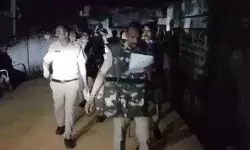 हनुमान चालीसा पाठ कर रहे लोगों पर पथराव- फोर्स तैनात- ड्रोन से निगरानी हनुमान चालीसा पाठ कर रहे लोगों पर पथराव- फोर्स तैनात- ड्रोन से निगरानी