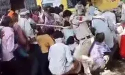 खाद लेने पहुंचे किसानों पर लाठीचार्ज, SP ने दोषी प्रधान आरक्षक को.... खाद लेने पहुंचे किसानों पर लाठीचार्ज, SP ने दोषी प्रधान आरक्षक को....