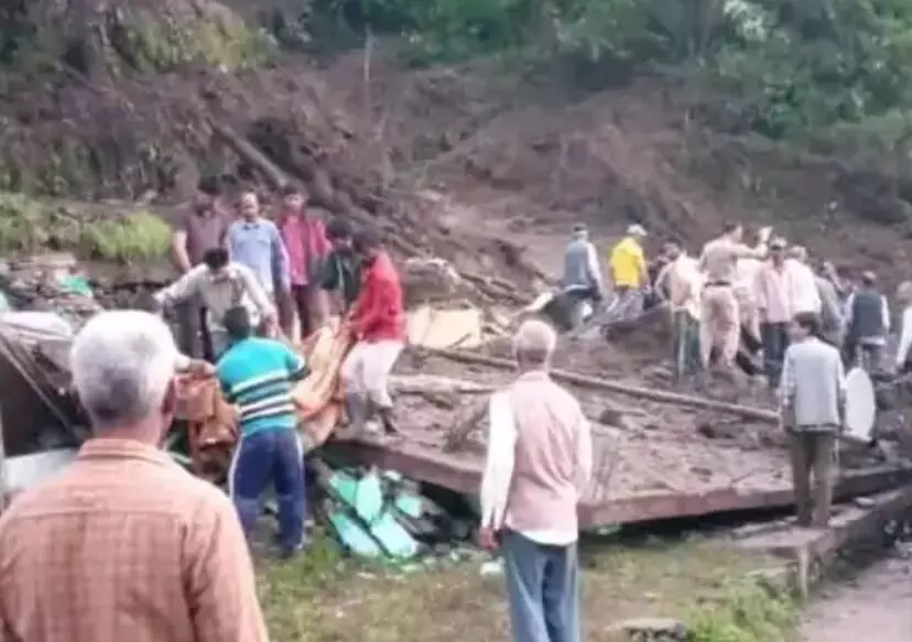 लैंडस्लाइड की चपेट में आने से गिरा घर- एक ही परिवार के आठ लोग मलबे.. लैंडस्लाइड की चपेट में आने से गिरा घर- एक ही परिवार के आठ लोग मलबे..
