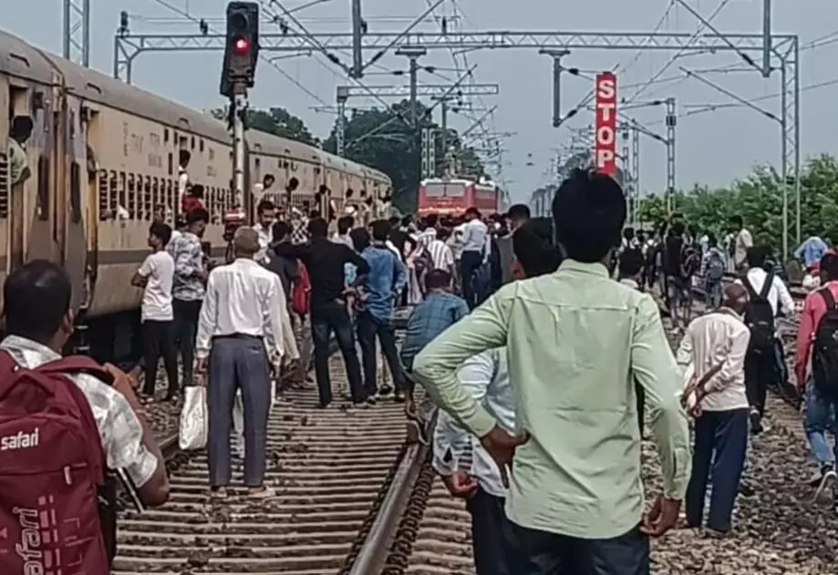 इंजन ने बिना बोगियों के ट्रैक पर लगे सरपट दौड़-यात्रियों में चीख पुकार