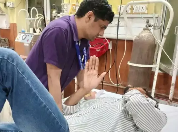 लहराकर बाइक चलाने से रोका तो कृषि पर्यवेक्षक की कर दी ठुकाई लहराकर बाइक चलाने से रोका तो कृषि पर्यवेक्षक की कर दी ठुकाई
