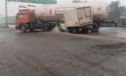 ट्रक और भारत गैस के टैंकर के बीच हुई टक्कर- गैस रिसाव ट्रक और भारत गैस के टैंकर के बीच हुई टक्कर- गैस रिसाव