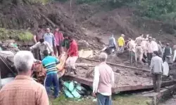 लैंडस्लाइड की चपेट में आने से गिरा घर- एक ही परिवार के आठ लोग मलबे.. लैंडस्लाइड की चपेट में आने से गिरा घर- एक ही परिवार के आठ लोग मलबे..